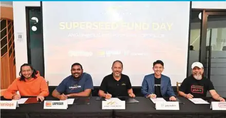  ?? ?? Gobi Malaysia managing partner Jamaludin Bujang with (from left) Durioo+ founder and chief executive officer (CEO) Sinan Ismail, Lapasar co-founder and CEO Thinesh Kumar, Paywatch co-founder and chief technology officer Patrick Hew and pitchIN co-founder and CEO Sam Shafie at the Superseed Fund Day yesterday.