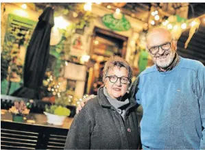  ?? FOTO: STEPHAN KÖHLEN ?? Bringen seit zehn Jahren irische Lebensart nach Mettmann: Helga und Peter Ratajczak betreiben das Dingle’s.