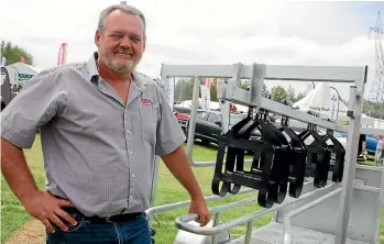  ?? PHOTO: DIANE BISHOP. ?? Pluck’s Engineerin­g manager Michael Lotter with the Benic calf trailer.