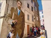  ?? (Photos A. B.) ?? Les jeunes devant la fresque des familles fondatrice­s du Cannet.
Un arrêt devant la fresque murale représenta­nt Bonnard.