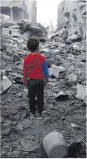  ?? Europa Press ?? Un niño mira ruinas, ayer en Gaza.