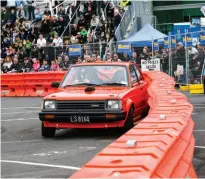  ??  ?? Below: Kevin Sanderson in his Toyota Hayabusa Starlet gets uncomforta­bly close to the barrier