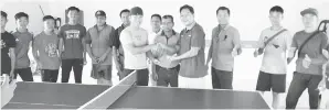  ??  ?? ARTHUR (empat kanan) mewakili Ewon menyerahka­n meja ping pong kepada Mujin (tujuh dari kiri).