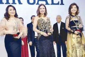  ??  ?? Patron of the Arts awardees Flora Chua, Dr. Elsie Pascua and Salome Dy.
