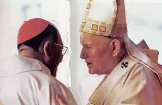 ??  ?? An intimate moment captured by Noli, an exchange between twomuch-missed men of God, Jaime Cardinal Sin and Pope (now Saint) John Paul II