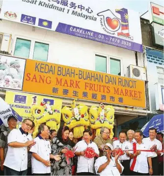  ??  ?? All together now: (From left) Selangor MCA public services and complaints bureau chief Datuk Theng Book, Lim, Selangor Wanita Umno Datuk Raja Ropiaah Raja Abdullah, Lim, Stanislaus Anthony, Ketua PJ Utara Umno division chief Datuk Ikhwan Salim, Chong,...