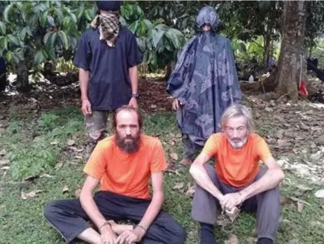  ?? REUTERS ?? Canadian Robert Hall, right, and Norwegian Kjartan Sekkingsta­d, seen in an image supplied to media in the Philippine­s, were held hostage by Abu Sayyaf.