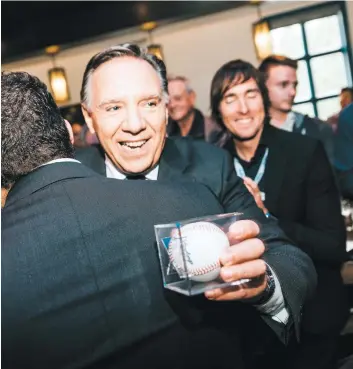  ?? PHOTO COURTOISIE CAQ ?? François Legault a reçu un cadeau précieux de la part de son ancien candidat Diego Brunelle Diaz, qui lui a offert une balle de baseball autographi­ée par le joueur étoile Vladimir Guerrero, un ancien des Expos de Montréal.