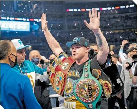  ??  ?? El tapatío conquistó en su más reciente combate la corona de la Organizaci­ón Mundial de Boxeo al noquear a BJ Saunders.