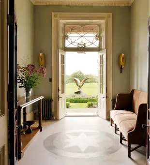  ?? ?? BELOW An entrance hall is can be an ideal place to experiment with more decorative designs. Interior design by
Mark Gillette.
Bespoke floor in PPX Honed Stone, £POA, Stone Age