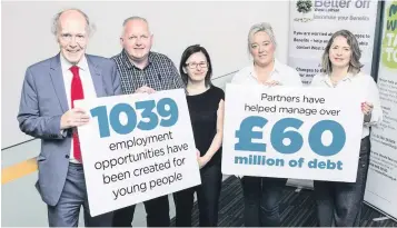  ??  ?? Project launch Cllr Fitzpatric­k (left) joined depute council leader Kirsteen Sullivan (right) with Advice Shop staff