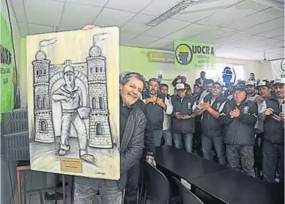  ?? (SERGIO CEJAS) ?? Regalo. Gerardo Martínez recibió ayer un presente de parte de delegados sindicales de la seccional Córdoba de Uocra.