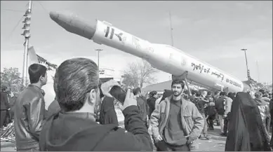  ??  ?? Iran doet een test met een middellang­eafstandsr­aket. (Foto:nu.nl)