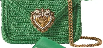  ??  ?? Bolso Devotion mediano de croché (1.450 €), de Dolce&Gabbana.
