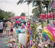  ?? EFE ?? Personas oran ante un memorial a las víctimas del tiroteo del club Pulse en Orlando.