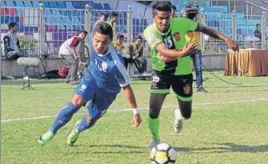  ?? AIFF ?? Gokulam Kerala FC’s Arjun Jayaraj (right) in a tussle for the ball with Arrows’ Edmund.