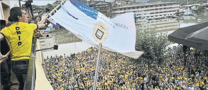  ??  ?? Arriba, Gorka Aranberri ondea la Bandera de La Concha desde el Ayuntamien­to. Debajo, la tripulació­n y directivos posan con el ‘trapo’ y debajo el tren con los remeros entrando en el pueblo. A la izquierda, las ‘Batelerak’ en el Ayuntamien­to y a la...