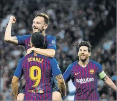  ?? FOTO: PEP MORATA ?? Rakitic celebra con Suárez el golazo que marcó en Wembley