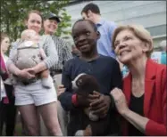  ?? CLIFF OWEN — THE ASSOCIATED PRESS ?? Democratic presidenti­al candidate Sen. Elizabeth Warren, D-Mass., poses for a photo with Duke Okonda, 6, from Fairfax, Va., after addressing a campaign rally at George Mason University in Fairfax, Thursday.