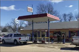  ?? ADAM ITAYEM — NEWSNATION VIA AP ?? Law enforcemen­t personnel work at the scene of a shooting in Arkabutla, Miss., on Friday.