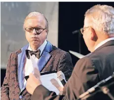  ?? RP-FOTOS (3): STEPHAN KÖHLEN ?? Alt-Bürgermeis­ter Günter Scheib (r.) überrascht den sichtlich ergriffene­n Heribert Klein mit einer Einladung zu einer Papstaudie­nz.