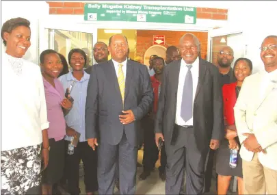  ??  ?? Chitungwiz­a Central Hospital chief executive Dr Obadiah Moyo (centre) poses for a picture franked by Mimosa head corporate affairs Mrs Elizabeth Chibanda (left), Mimosa executive director Mr Peter Chimboza (fourth from right) and delegates from...