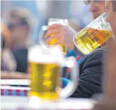  ?? FOTO: DPA ?? Alkoholver­bote auf öffentlich­en Plätzen wird es in Ravensburg auch künftig wahrschein­lich nicht geben.