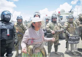  ?? EFE ?? Policías y militares dispersan a manifestan­tes que protestan en contra del gobierno interino.