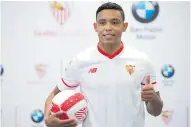  ?? AFP ?? Luis Fernando Muriel posa con el uniforme del Sevilla.