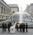  ?? Foto: Horsten, dpa ?? David H. Koch bei der Einweihung der nach ihm benannten Plaza vor dem Me tropolitan Museum. Die Platzbenen­nung behagt nicht jedem.