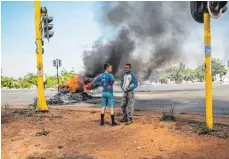  ?? FOTO: AFP ?? Johannesbu­rg im Herbst 2018: Die Bevölkerun­g rebelliert und verbrennt Autoreifen als Protest gegen zu wenig Polizeianw­esenheit.