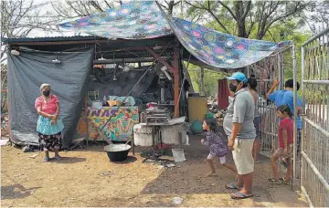  ??  ?? 1 Trabajo. La familia Serrano visita durante todo el año las diferentes diferentes fiestas patronales.