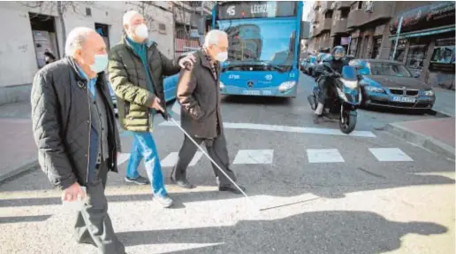  ?? ?? Los voluntario­s Fernando (85 años, a la izquierda) y Juan (86, a la derecha) acompañan a Juanjo (52), usuario de Nadiesolo.org