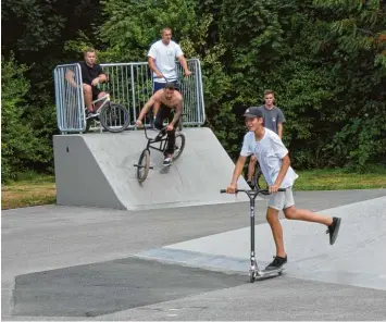  ??  ?? Sofort nach der Einweihung nahmen die jungen Sportler den Platz in Beschlag.