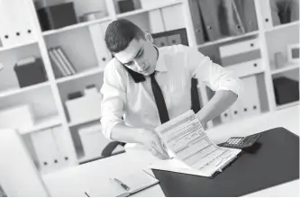  ?? Gettyimage­bank ?? An office worker flips through his document in this file image.