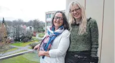  ?? FOTO: BIRGIT SCHINDELE ?? Bei der Eröffnung des Balkons der Palliativs­tation im Memminger Klinikum. Heike Kahnert (links) und ihre Freundin Carola.