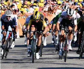  ?? AFP ?? Wout van Aert (amarillo) apretó en el sprint y se llevó la quinta etapa.