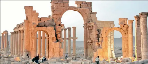  ?? PICTURES: EPA/AP ?? A general view of the historic Arch of Triumph at Palmyra, in central Syria, before and after its destructio­n by Islamic State militants. The arch was 1 800 years old, and was probably built to commemorat­e the Roman emperor Aurelius’s victory over...