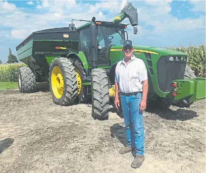  ??  ?? Chuck Lund. En su campo de Corning, en el centro de Iowa,a punto de cosechar 700 hectáreas de maíz.