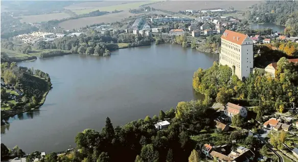  ?? Foto: Libor Teichmann, MAFRA ?? Plumlovský zámek Za návštěvu stojí zámek, který se majestátně tyčí na skále nad Podhradský­m rybníkem.