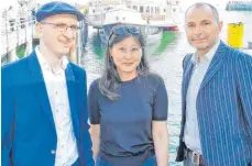  ?? FOTO: GEISELHART ?? Jakob Hein, Anna Kim und Norbert Gstrein (von links) – hier vor der Abfahrt auf der Hohentwiel – lesen auf dem „Literaturs­chiff“aus ihren aktuellen Romanen.