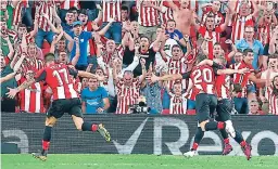  ??  ?? Locura en el Nuevo San Mamés con el agónico golazo del Bilbao.