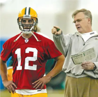  ?? | AP ?? As a rookie under coach Mike Sherman in 2005, Packers quarterbac­k Aaron Rodgers impressed his teammates in practice.