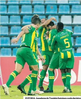  ??  ?? EUFORIA. Jogadores do Tondela festejam o golo decisivo