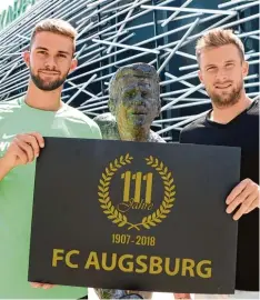  ?? Foto: FCA ?? 111 Jahre FC Augsburg – da feiert sowohl der jüngste FCA–Profi Simon Asta (links), wie auch der alteste Profi, Daniel Baier mit.