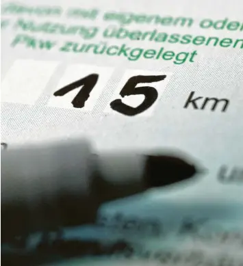  ?? Foto: Andrea Warnecke, dpa ?? Die Steuererkl­ärung für 2020 macht (mehr) Arbeit: Die Fahrten zur Arbeitsstä­tte und die Homeoffice‰Tage sollten für die Wer‰ bungskoste­n genau aufgeliste­t werden.