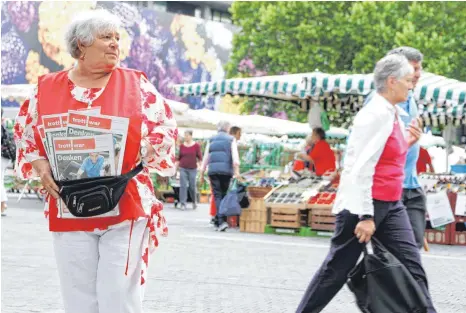  ?? FOTO: ANNA KRATKY ?? Drei Jahre lang war Inge Klose (links) obdachlos. Die Straßenzei­tung „Trott-War“half ihr, wieder in ein normales Leben zurückzufi­nden.