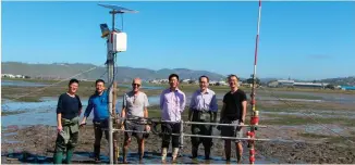  ?? Photo: Yaseen Gaffar ?? The team of local and internatio­nal professors and students who are studying the human impact at the Knysna estuary in a comparativ­e study with the Yangtze estuary in China.