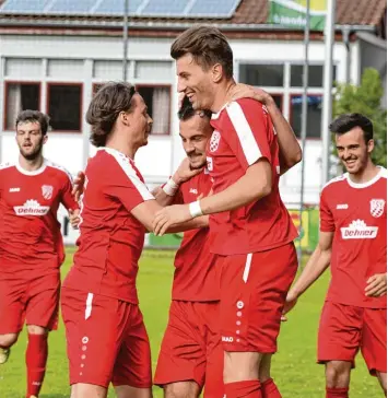  ?? Foto: Szilvia Izsó ?? Mit dem Sieg gegen Kornburg bei gleichzeit­iger Niederlage des SV Pullach hat der TSV Rain nun den zweiten Tabellenra­ng er obert. Da war die Freude über den Sieg natürlich groß.