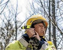  ?? BRADEN FASTIER/STUFF ?? Nelson Volunteer Brigade 212 firefighte­r Chris Noonan prepares to dampen down hotspots